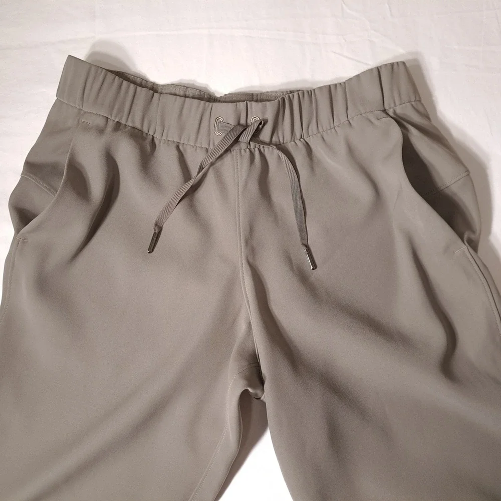 Lululemon Women's High Rise Jogger Size 8 Olive Green Drawstring Waist Lining‎